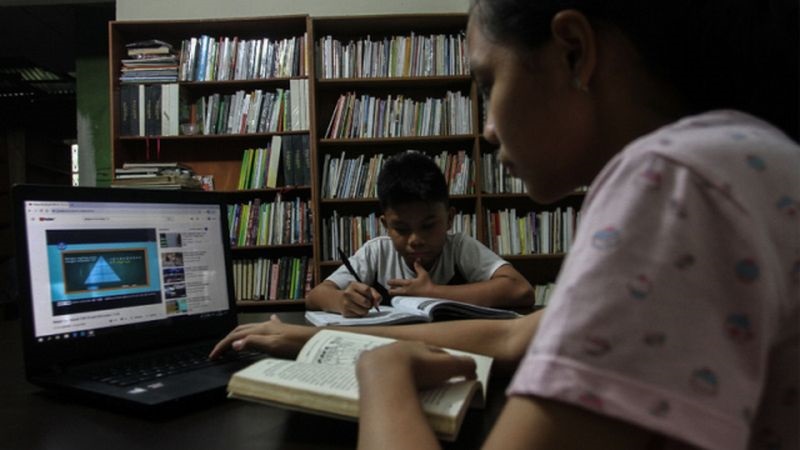  Seorang siswa melaksanakan pembelajaran jarak jauh akibat pandemi Covid-19 di Kota Pekanbaru, Riau. Foto Antara/Rony Muharrman.