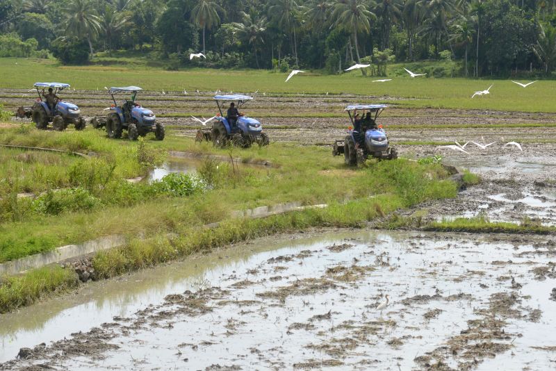 Anggota Babinsa Kodim 0101/BS Kodam Iskandar Muda mengoperasikan traktor untuk membantu petani membajak sawah pada musim tanam serentak tahap kedua di Desa Blang Bintang, Kabupaten Aceh Besar, Aceh, Rabu (6/5/2020). Foto Antara/Ampelsa.