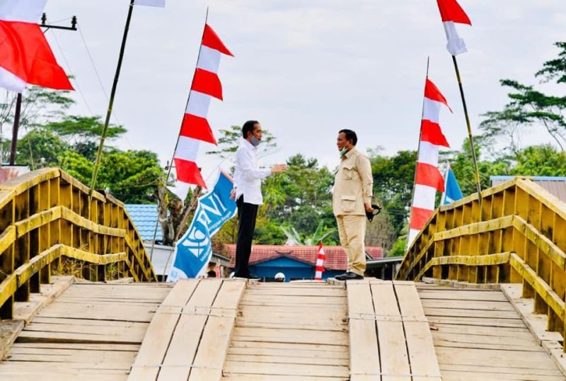  Presiden Joko Widodo dan Menteri Pertahanan Prabowo Subianto berdiskusi di atas Jembatan Pasar Tahai Baru, Kabupaten Pulang Pisau, Kalimantan Tengah, Kamis (9/7/2020). Foto Facebook Prabowo Subianto.