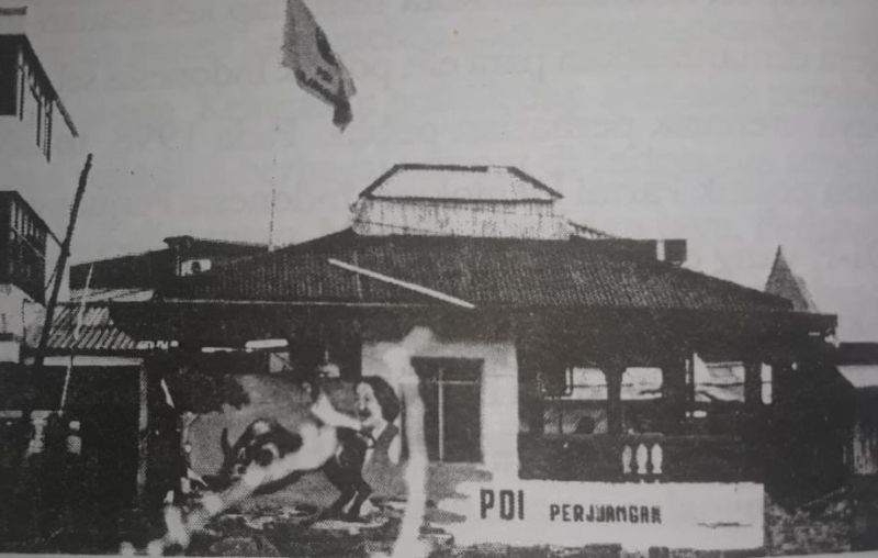 Posko PDI-P di Jalan Tubagus Angke, Jakarta pada 2003. Foto Abidin Kusno/Buku Penjaga Memori: Gardu di Perkotaan Jawa.