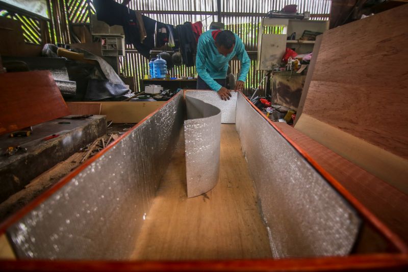 Pekerja memproduksi peti khusus jenazah COVID-19 di Jalan TMP Taruna, Kota Tangerang, Banten, Rabu (25/3/2020). Foto Antara/Fauzan.