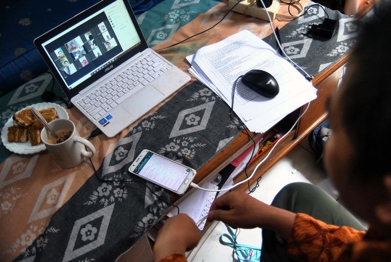  Guru SD berkomunikasi dengan siswa saat proses belajar mengajar (PBM) melalui aplikasi media daring di rumahnya di Kelurahan Bubulak, Kota Bogor, Jawa Barat, Rabu (1/4/2020)./Foto Antara/Arif Firmansyah.
