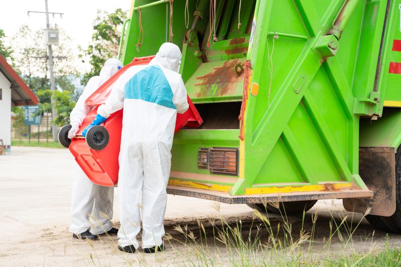 Petugas medis mengangkut limbah medis ke sebuah truk./Foto Shutterstock.