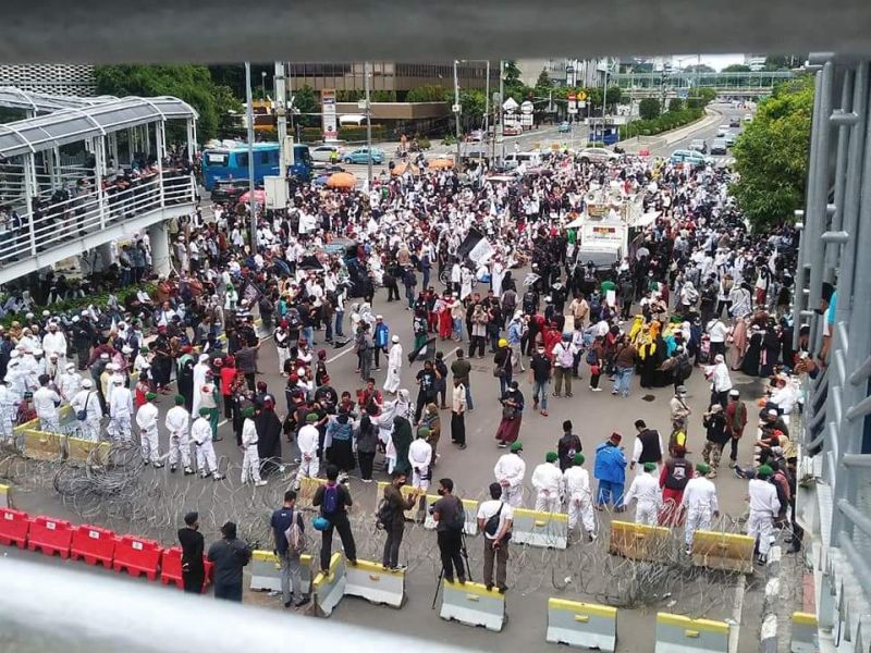  Aksi unjuk rasa memprotes Pemerintah Prancis di Jakarta, Senin (2/11)./Foto Twitter Qailla Asyiqah.