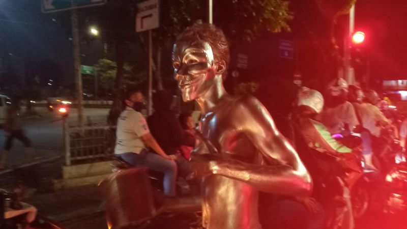 Manusia silver tengah beraksi di sekitar lampu lalu lintas Jalan Sultan Agung, Manggarai, Jakarta Selatan, Jumat (31/7/2020). Alinea.id/Marselinus Gual.