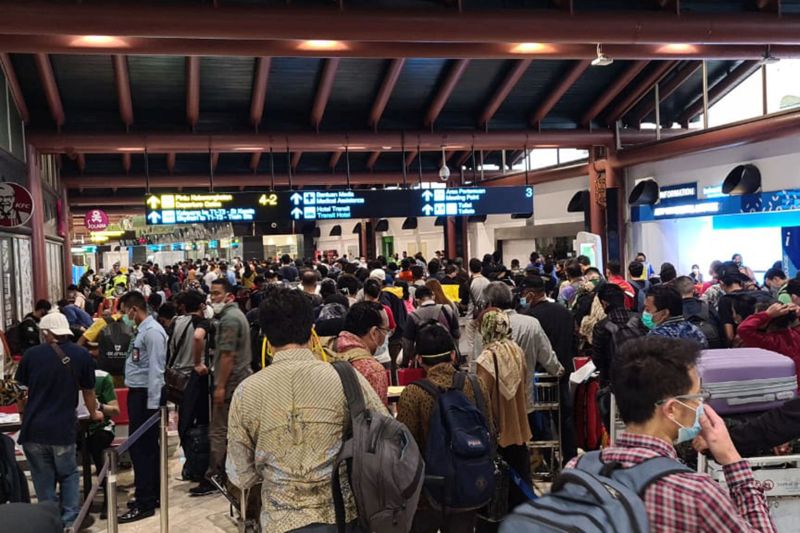Ratusan calon penumpang mengantre untuk mendapatkan pengesahan surat izin naik pesawat di Terminal 2 Bandara Soekarno Hatta, Tangerang, Banten, Kamis (14/5/2020). Foto Antara/Ahmad Rusdi.