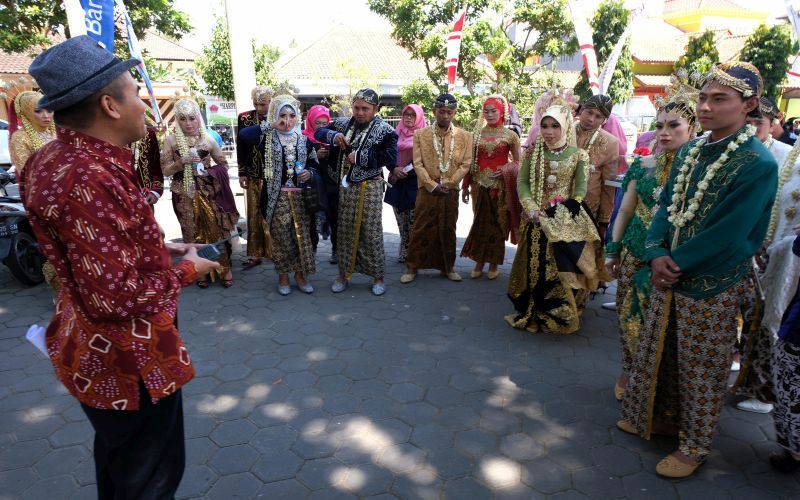 Sejumlah pasangan pengantin mendapat arahan dari panitia saat acara Nikah Bareng Agustusan di Universitas Muhammadiyah Magelang, Jawa Tengah, Selasa (6/8/2019)./Foto Antara.
