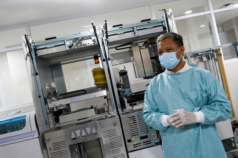 Seorang dokter menunjukkan alat tes swab virus Corona berupa Polymerase Chain Reaction diagnostic kit (PCR) di Laboratorium Rumah Sakit Pertamina Jaya, Cempaka Putih, Jakarta, Senin (6/4/2020). Foto Antara/M Risyal Hidayat.