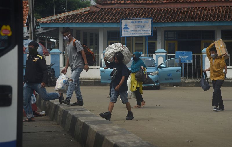 Sejumlah calon penumpang berjalan menuju bus di Terminal Bis Kota Serang, Banten, Jumat (10/4/2020). Foto Antara/Asep Fathulrahman.