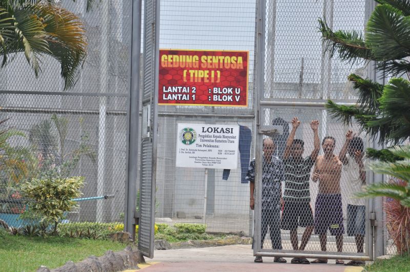 Sejumlah narapidana menyaksikan rekannya mendapatkan surat pembebasan dari masa pidana di Lapas Kelas I Tanjung Gusta Medan, Sumatera Utara, Kamis (2/4/2020). Foto Antara/Septianda Perdana.
