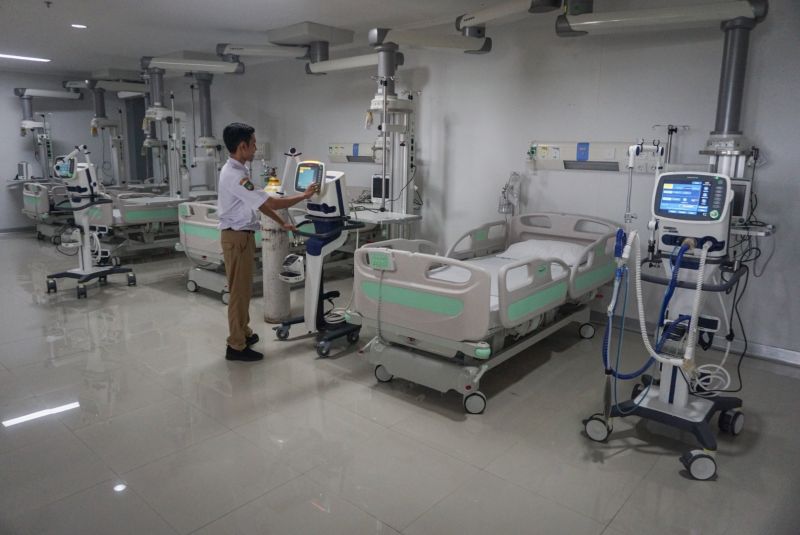 Petugas medis melakukan pengecekan alat di ruang isolasi yang digunakan untuk merawat pasien di Rumah Sakit Umum Daerah (RSUD) Bung Karno, Solo, Jawa Tengah, Jumat (27/3/2020). Foto Antara/Mohammad Ayudha.