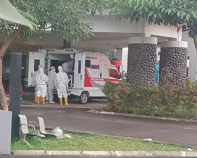   Beberapa petugas medis membawa seorang pasien Covid-19 menggunakan ambulans ke tower 6 RSDC Wisma Atlet, Jakarta, Selasa (2/2/2021). Alinea.id/Fandy Hutari.
