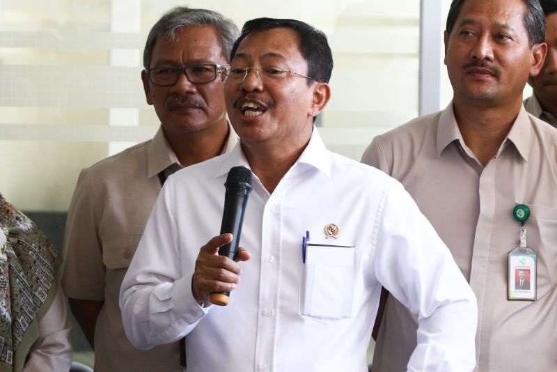 Menteri Kesehatan Terawan Agus Putranto memberikan keterangan pers seusai meninjau RSPI Sulianti Saroso, Jakarta, Senin (02/03/20 ). Foto Antara/Rivan Awal Lingga.