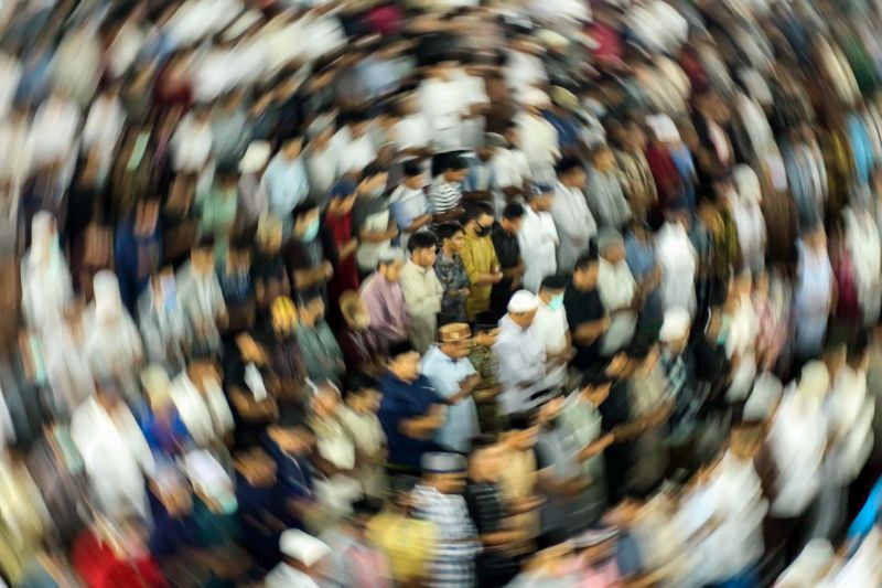 Umat Islam melaksanakan ibadah shalat Tarawih malam pertama tanpa pembatasan jarak di Masjid Islamic, Lhokseumawe, Aceh, Kamis (23/4/2020) Foto Antara/Rahmad.