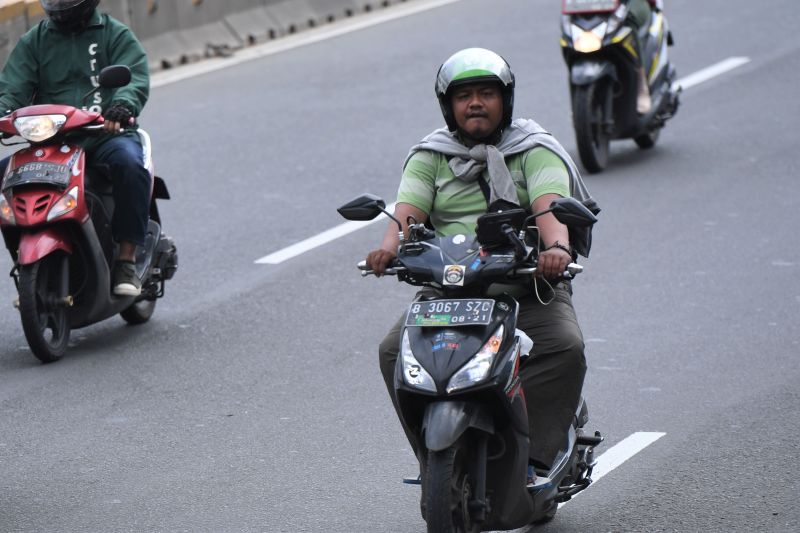 Pengendara sepeda motor tidak menggunakan masker saat melintas di Jalan MT Haryono, Jakarta, Selasa (12/5/2020). Foto Antara/Hafidz Mubarak A.