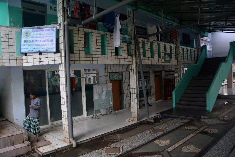 Santri berada di asrama Pondok Pesantren Darul Ulum Rejoso, Kecamatan Peterongan, Kabupaten Jombang, Jawa Timur, Minggu (5/4/2020). Foto Antara/Syaiful Arif.