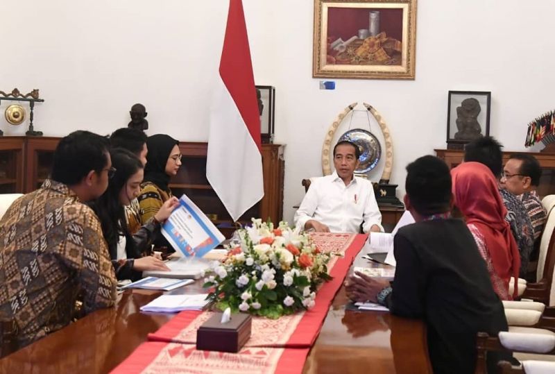 Staf Khusus Presiden dari kalangan milenial tengah melakukan rapat koordinasi mingguan dengan Presiden Joko Widodo di Istana Negara pada pertengahan Januari 2020. /Foto Instagram Billy Mambrasar.