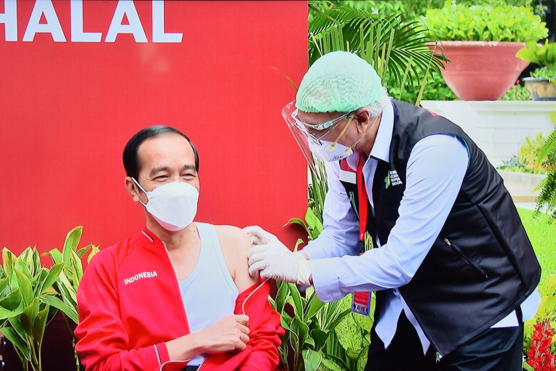 Presiden Joko Widodo menerima suntikan dosis kedua vaksin Covid-19 di Istana Kepresidenan, Jakarta, Rabu (27/1)./Foto Setkab.go.id/Jay.