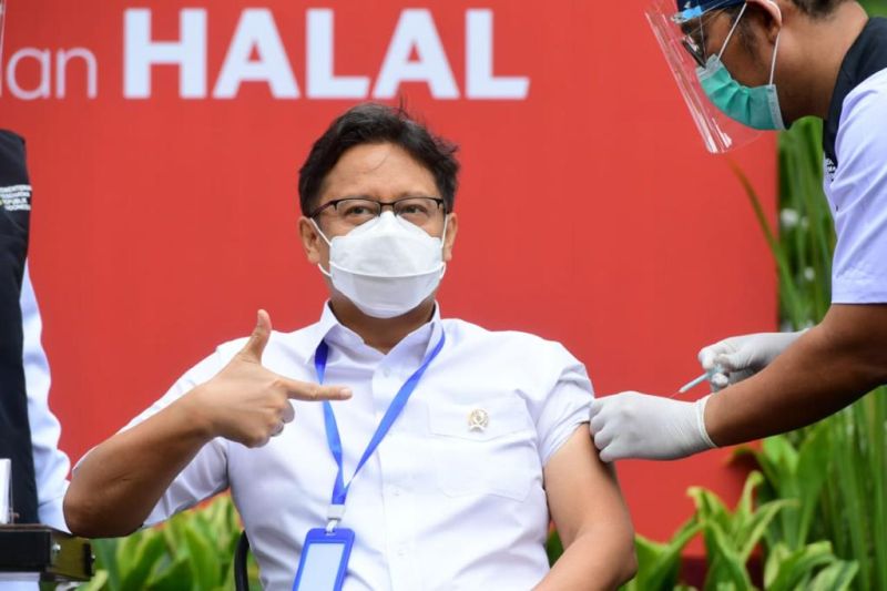  Menteri Kesehatan (Menkes) Budi Gunadi Sadikin menerima suntikan vaksin Covid-19 dosis kedua di Istana Presiden, Jakarta, Rabu (27/1/2021)./Setkab.go.id/Biro Pers Setpres/Muchlis Jr.