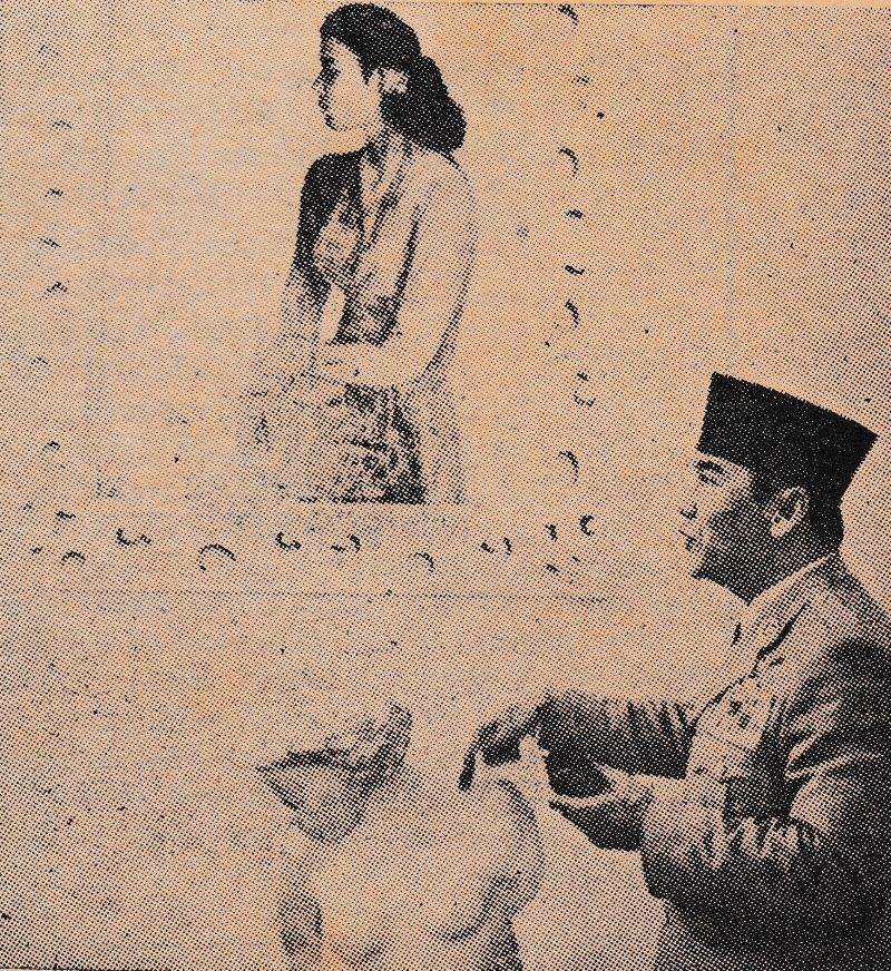 Sukarno dan lukisan hasil karyanya bertajuk Rini./Foto Varia, 15 Juli 1970.