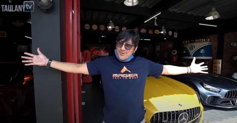 Presenter dan komedian Andre Taulany di depan garasi mobil mewahnya. Foto Youtube Taulany TV.