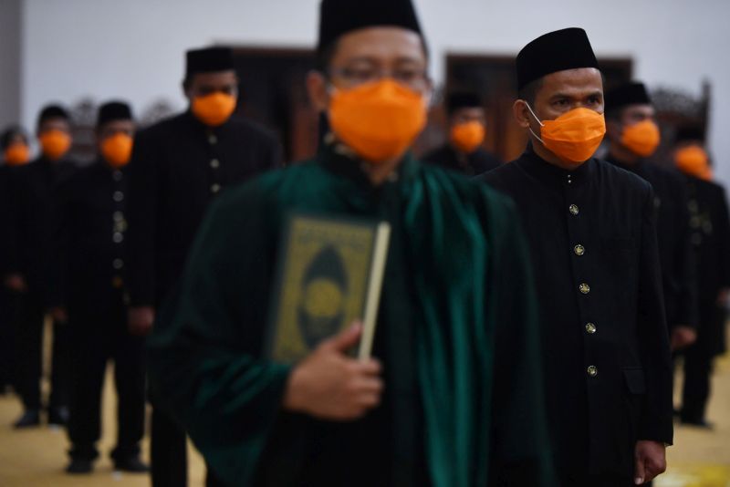 Aparatur sipil negara (ASN) eselon III dan IV mengikuti pengambilan sumpah jabatan dengan mengantisipasi penularan corona di Gedung Negara Grahadi, Surabaya, Jawa Timur, Jumat (27/3/2020). Foto Antara/Zabur Karuru