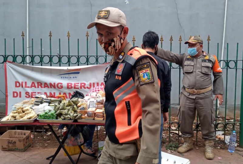 Petugas Satpol PP DKI Jakarta menertibkan pedagang kaki lima yang berjualan di depan Stasiun Tanah Abang, Jakarta Pusat, Rabu (9/12). Alinea.id/Marselinus Gual