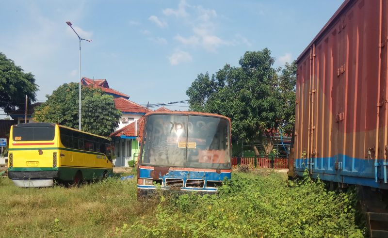 Bangkai unit Metromini di salah satu sudut Terminal Rawa Buaya, Jakarta Barat, Sabtu (25/7). Alinea.id/Kudus Purnomo Wahidin