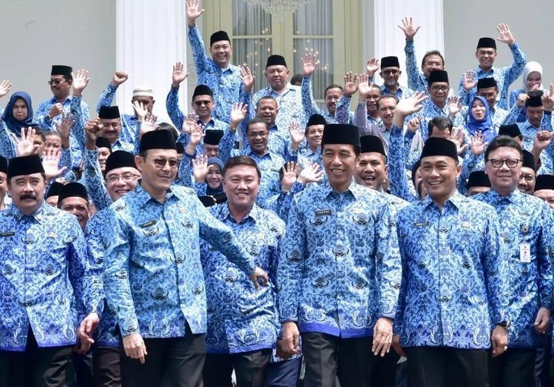 Presiden Joko Widodo berfoto dengan sejumlah menteri dan ratusan aparatur sipil negara di Istana Kepresidenan. Foto Facebook Presiden Joko Widodo