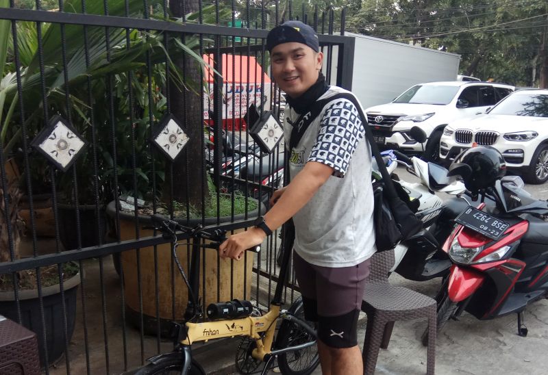 Anggota komunitas Bike to Work (B2W) Jonathan saat berbincang dengan Alinea.id di kawasan Pesing, Jakarta Barat, Kamis (25/6). Alinea.id/Kudus Purnomo Wahidin