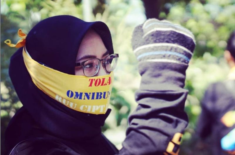 Seorang anggota Konferensi Serikat Pekerja Indonesia (KSPI) berunjuk rasa menolak Omnibus Law Cipta Kerja. Foto Instagram  @fspmi_kspi