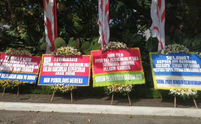 Karangan bunga berisi ungkapan kekecewan atas kebijakan PPDB 2020 berjejer di kantor Gubernur DKI, Anies Baswedan, Jakarta, Senin (6/7) Foto Alinea.di/Ardiansyah Fadli