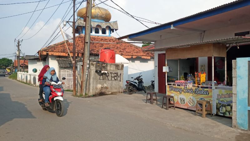  Warga berboncengan naik motor tanpa mengenakan masker di Desa Kebon Cau, Kabupaten Tangerang, Banten, Sabtu (9/5). Alinea.id/Marselinus Gual 