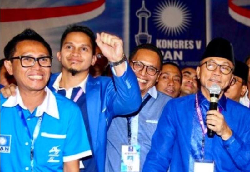 Politikus PAN Mumtaz Rais (mengepalkan tangan) berdiri di samping Ketum PAN Zulkifli Hasan dalam Kongres V PAN di Kendari, Sulawesi Tenggara, Februari. Foto Instagram @mumtaz.rais
