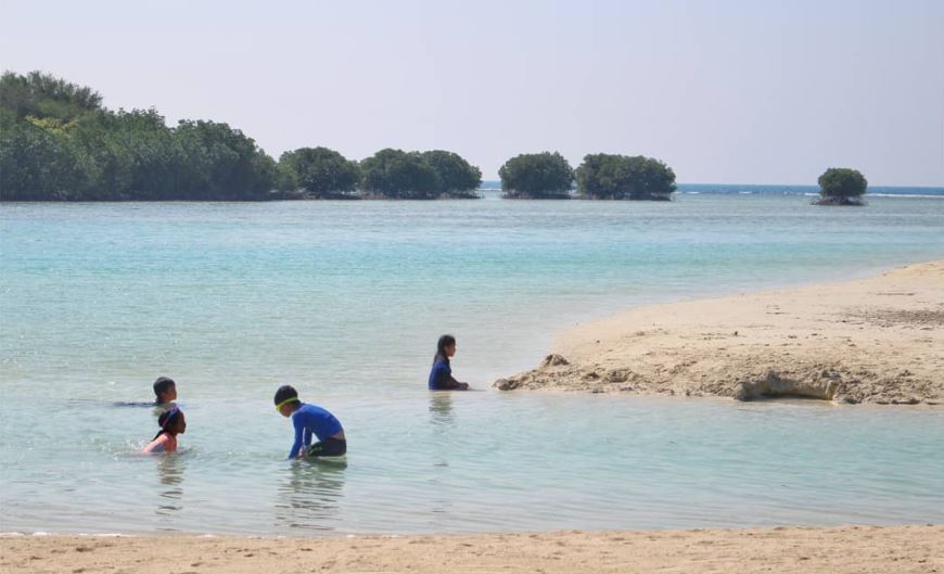 Pantai Perawan menjadi salah satu daya tarik utama Pulau Pari. Foto Instagram @pulaupari_id