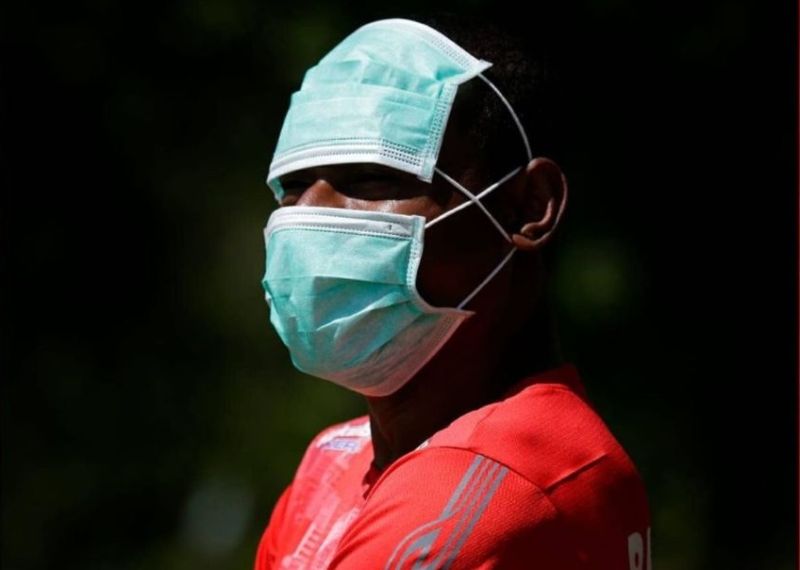 Salah seorang pemain Persipura berfoto mengenakan masker menutupi mulut dan kepala. /Foto Instagram @persipurapapua1963