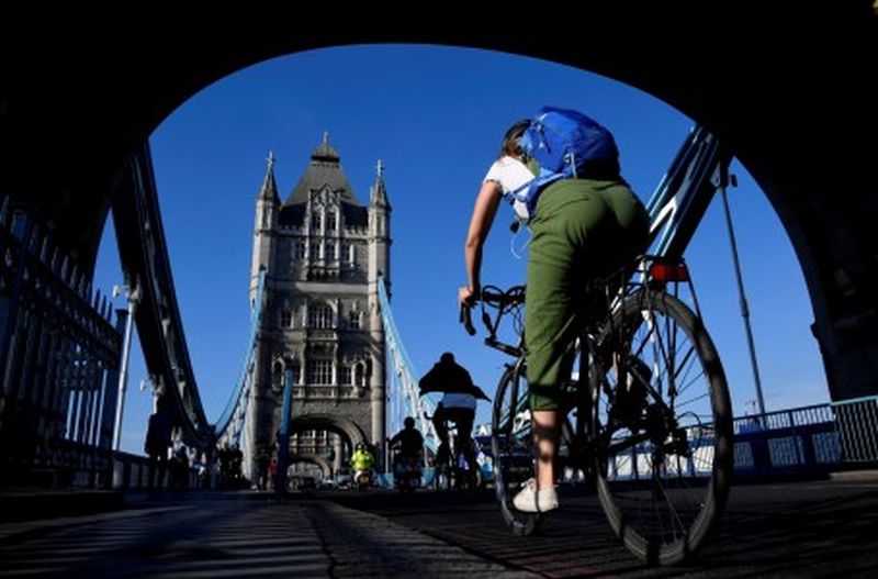 Pesepeda terlihat di Tower Bridge, di tengah wabah penyakit virus corona (COVID-19), di London, Inggris, Jumat (15/5). /Foto Antara