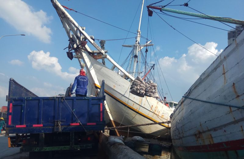 Aktivitas bongkar muat di kawasan Pelabuhan Sunda Kelapa, Jakarta Utara, Minggu (5/7). Alinea.id/Kudus Purnomo Wahidin