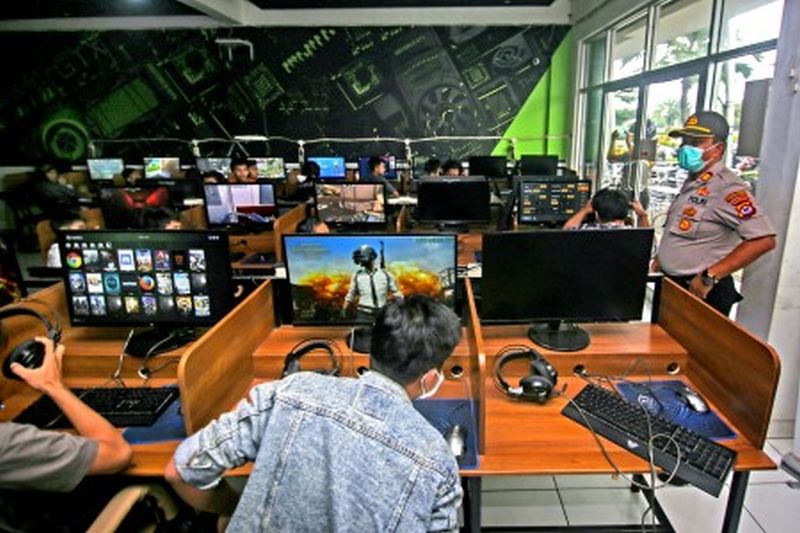 Polisi merazia warung internet (warnet) di Panongan, Kabupaten Tangerang, Banten, Senin (23/3). /Foto Antara
