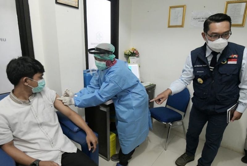Gubernur Jawa Barat Ridwan Kamil menghadiri simulasi penyuntikan vaksin di Puskesmas Tapos, Depok, Jawa Barat, Oktober 2020. Foto Instagram @ridwankamil