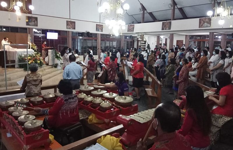 Suasana misa Natal di gereja Katolik, Cigugur, Kuningan, Jawa Barat, Kamis (24/12). Alinea.id/Kudus Purnomo Wahidin