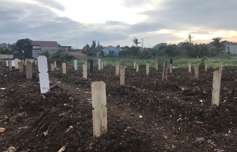 Deretan nisan tanpa nama berjejer rapi di areal pemakaman khusus jenazah Covid-19 di TPU Srengseng Sawah, Jakarta Selatan, Jumat (29/1). Alinea.id/Marselinus Gual
