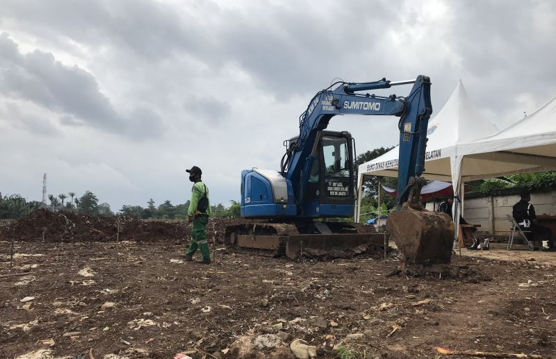 Sebuah kendaraan berat penggali tanah diparkir di area TPU Srengseng Sawah, Jakarta Selatan, Jumat (29/1). Alinea.id/Marselinus Gual