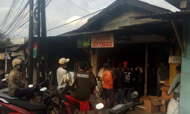Pembeli mengantre di depan toko tembakau Maestro di kawasan Ampera, Tangerang, Banten, Senin (4/1). Alinea.id/Kudus Purnomo Wahidin