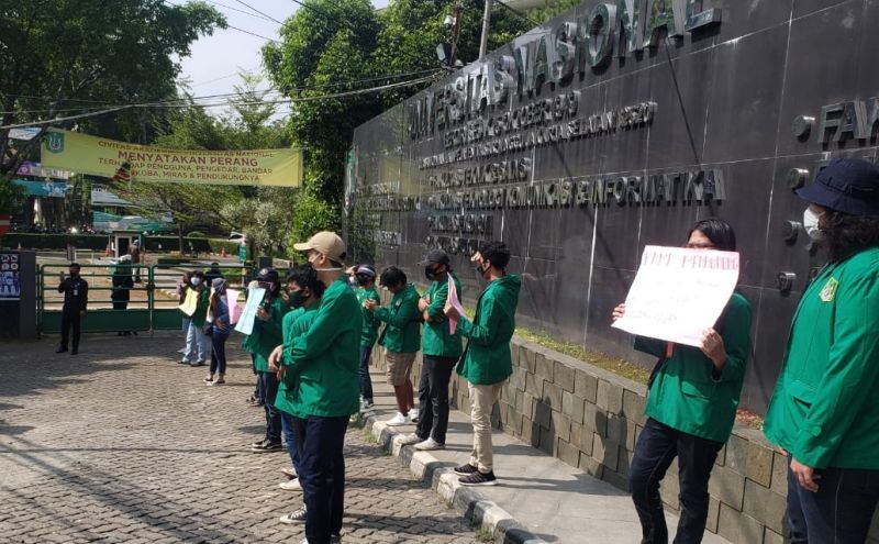 Aksi unjuk rasa mahasiswa di lingkungan rektorat UNAS, Pasar Minggu, Jakarta Selatan, pada 10 Juni 2020. Foto Twitter @ugdUnas