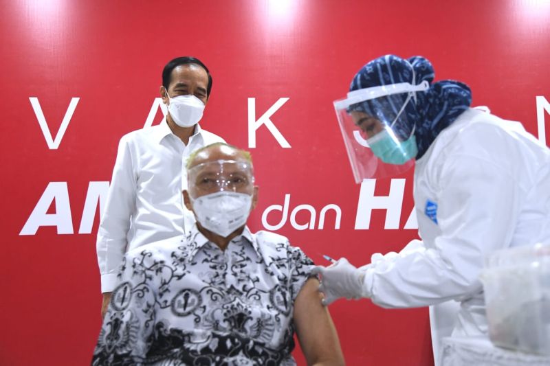 Presiden Joko Widodo meninjau pelaksanaan vaksinasi massal yang diperuntukkan bagi para pendidik dan tenaga kependidikan, Rabu (24/02). /Foto Biro Pers Setpres/Lukas