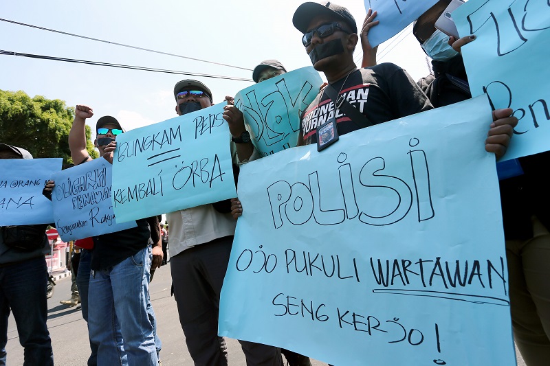Sejumlah jurnalis berunjuk rasa di depan Gedung DPRD Kota Blitar, Jawa Timur memprotes intimidasi dan kekerasan yang dialami sejumlah wartawan saat meliput aksi unjuk rasa September 2019.  /Foto Antara