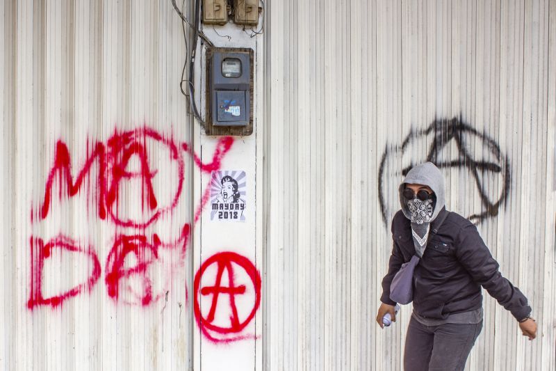 Seorang buruh dari Aliansi Buruh Karawang melakukan aksi vandalisme saat mengikuti aksi Hari Buruh Internasional (May Day) di klawasan By Pass, Karawang, Jawa Barat, Rabu (1/5). Foto Antara/M Ibnu Chazar.