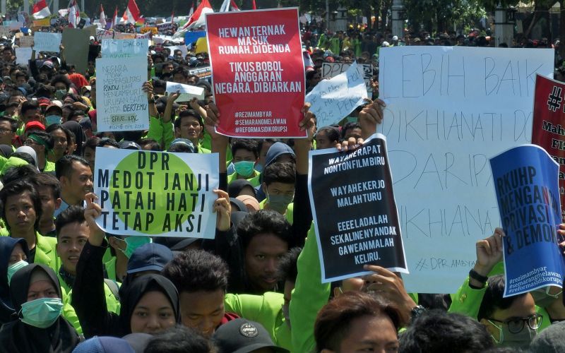 Mahasiswa dari berbagai perguruan tinggi berjalan kaki sambil membawa poster saat berunjuk rasa menolak UU KPK hasil revisi dan RUU KUHP, di Semarang, Jawa Tengah, Selasa (24/9/2019). /Foto Antara