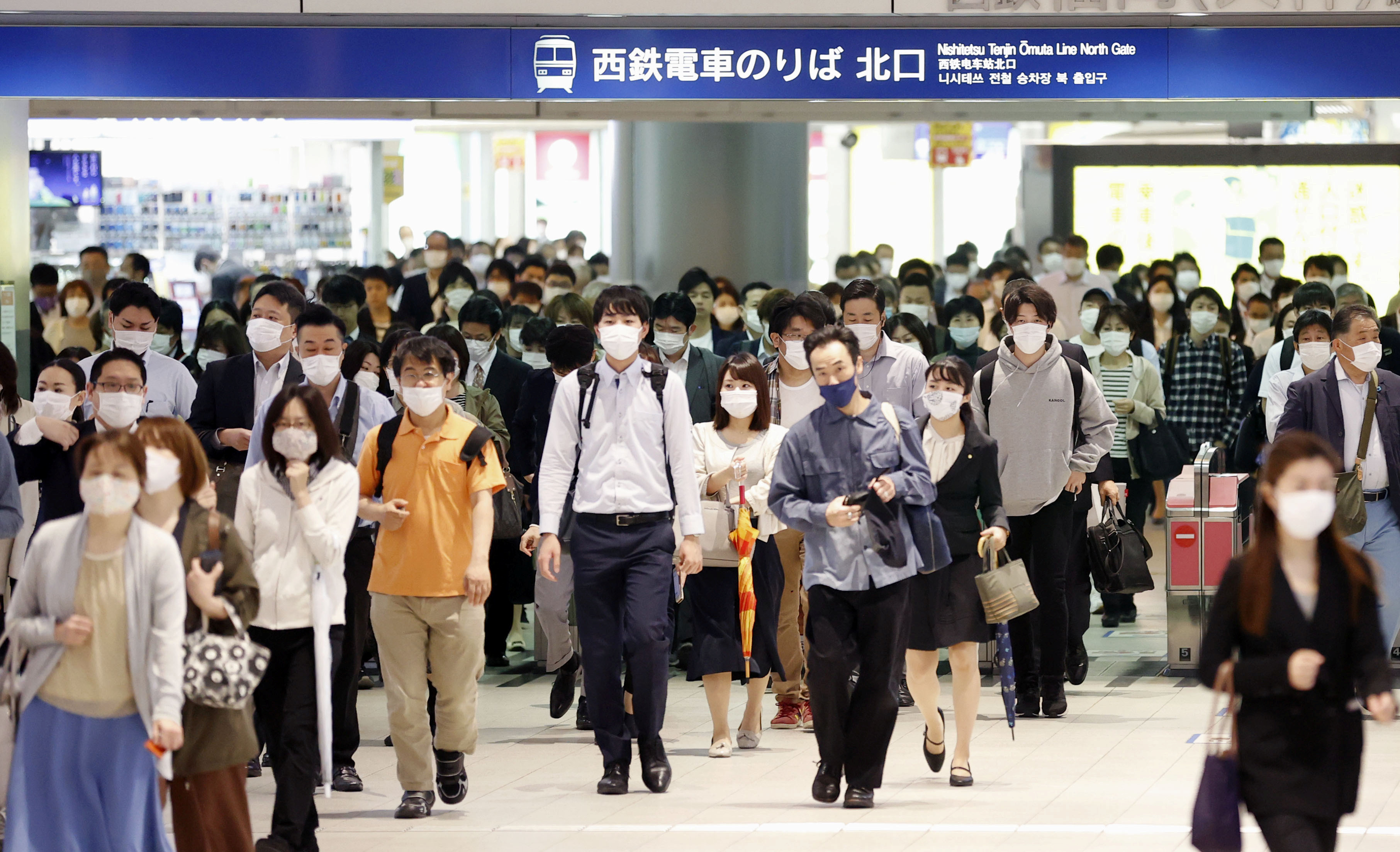 Pengguna komuter memakai masker pelindung setelah pemerintah mengumumkan berakhirnya keadaan darurat negara akibat Covid-19 di sebagian besar wilayah di Jepang, Jumat (15/5/2020). Foto Antara/Mandatory credit Kyodo/REUTERS